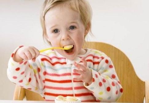 关于婴儿辅食，如何给四个月大的宝宝添加辅食